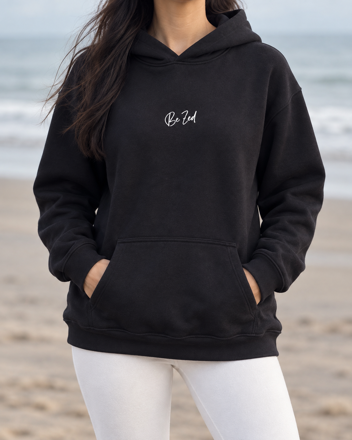 Sweat-shirt Be Zed #FreeP noir, vue de face portée à la plage